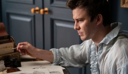 Luke Thompson como Benedict Bridgerton en el episodio 405 de Bridgerton