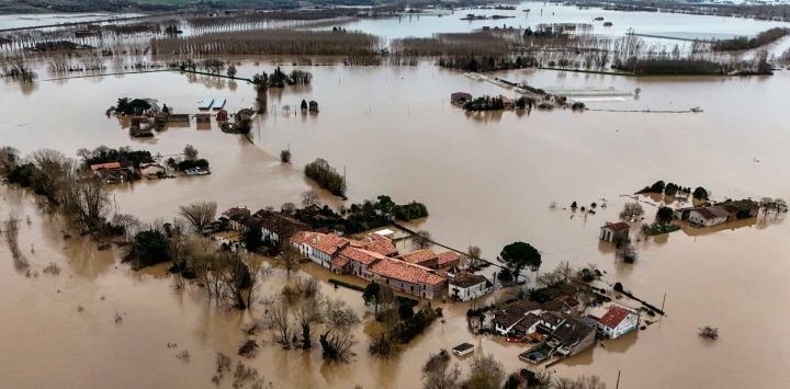 Desbordamiento del río Garona inundando una zona residencial en Tonneins, en el suroeste de Francia. Foto de Christophe ARCHAMBAULT / AFP