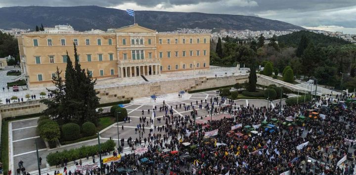Agricultores griegos protestando con tractores frente al parlamento griego en Atenas. Foto de Aris MESSINIS / AFP