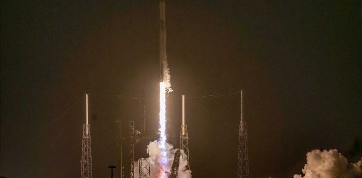Un cohete Falcon 9 de SpaceX con la nave Dragon de la compañía en la parte superior despega desde el Complejo de Lanzamiento Espacial 40. Foto de Jim WATSON / AFP