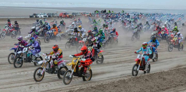 Motociclistas participan en la 50.ª edición de la carrera de playa Enduropale "vintage" en Le Touquet Paris Plage, en el norte de Francia. Foto de Francois LO PRESTI / AFP