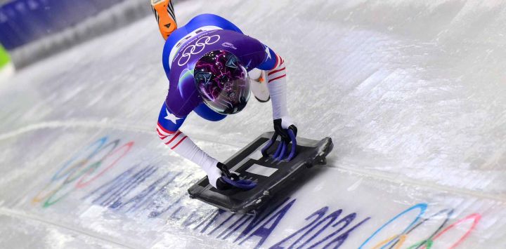 Mystique Ro de EE. UU. compite en la primera manga femenina de skeleton en el Centro de Deslizamiento durante los Juegos Olímpicos de Invierno Milán-Cortina. Foto de Stefano RELLANDINI / AFP