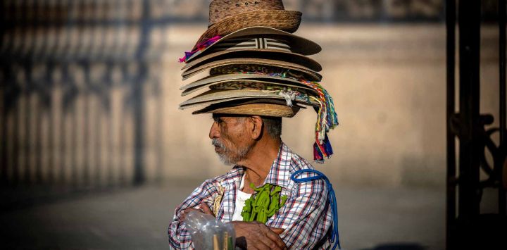 Un vendedor de sombreros observa la plaza Borda en Taxco, México. Foto de Carl DE SOUZA / AFP