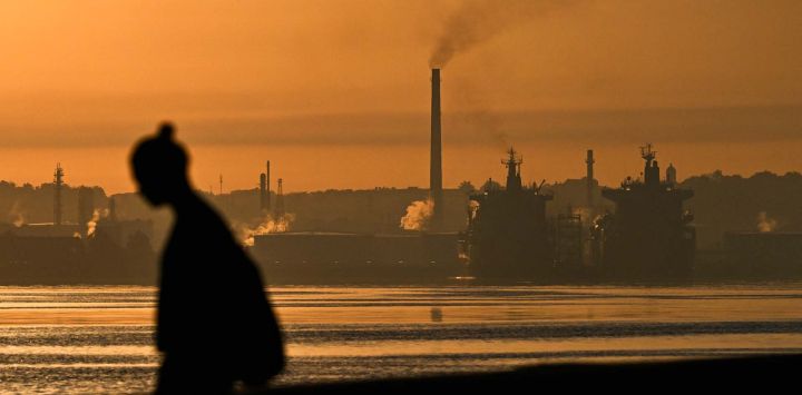 Vista de la refinería de petróleo Nico López en La Habana, Cuba. Foto de YAMIL LAGE / AFP