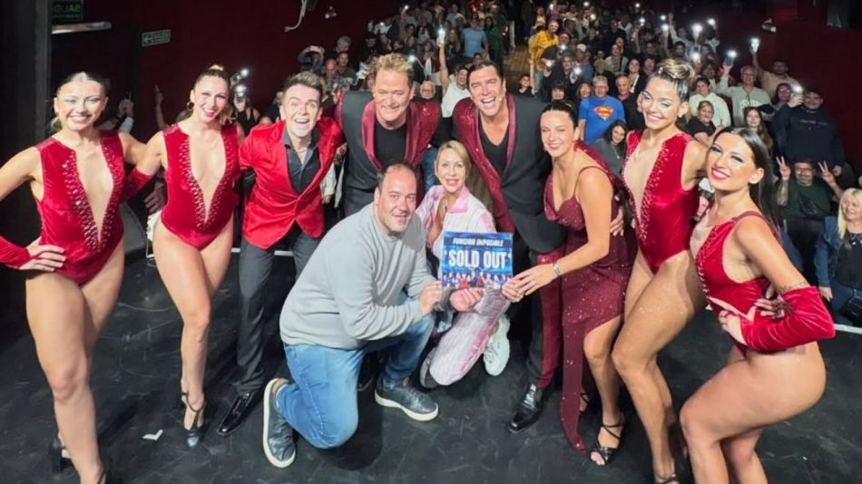 Matías Alé y su elenco en la obra Función Imposible