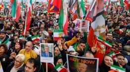 Una multitud en Munich marchó pidiendo el fin del régimen religioso en Irán.