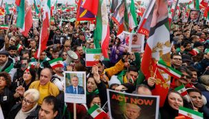Una multitud en Munich marchó pidiendo el fin del régimen religioso en Irán.