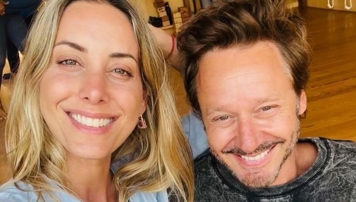 Anita Espasandín mostró el muñeco con la cara de Benjamín Vicuña que la acompaña por las noches