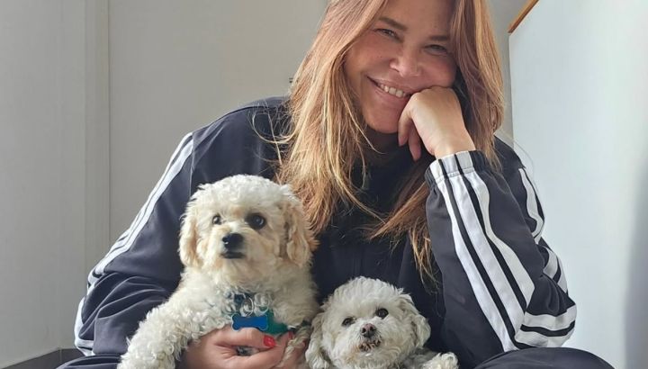 Así es el nuevo living de Nazarena Vélez: sillón pensado para sus caniches, colores clásicos y plantas para bloquear la energía negativa