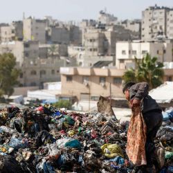 Un joven palestino busca objetos aprovechables en un vertedero en la ciudad de Gaza. Foto de Omar AL-QATTAA / AFP | Foto:AFP