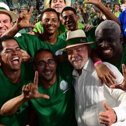 Luiz Inacio Lula da Silva y el alcalde de Río de Janeiro, Eduardo Paes, con los participantes de la escuela de samba Mangueira durante la noche de apertura del Carnaval de Río. Foto de Pablo PORCIUNCULA / AFP  | Foto:AFP