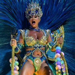 Un participante de la escuela de samba Portela se presenta durante la noche inaugural del Carnaval de Río. Foto de Pablo PORCIUNCULA / AFP | Foto:AFP