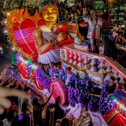 El Krewe de Bacchus desfila por la Avenida St. Charles durante las festividades de Mardi Gras en Nueva Orleans, Luisiana. Foto de Sandy HUFFAKER / AFP | Foto:AFP