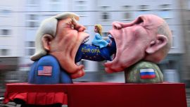 Carrozas de carnaval por Jacques Tilly, con el presidente de EE. UU. Donald Trump y el presidente ruso Vladimir Putin, en Düsseldorf, Alemania occidental.Foto de INA FASSBENDER / AFP