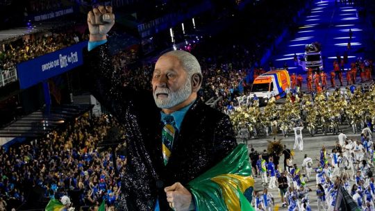 Samba y campaña : Lula da Silva convertido en faraón en el Carnaval de Río