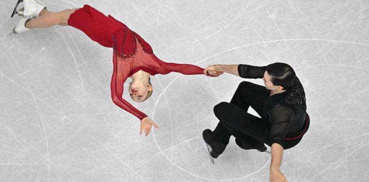 Minerva Fabienne Hase de Alemania y Nikita Volodin de Alemania compiten en el programa corto de patinaje en pareja durante los Juegos Olímpicos de Invierno Milano. Foto de Antonin THUILLIER / AFP