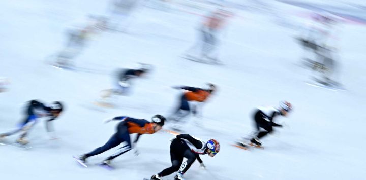 Lee Jeong-min de Corea del Sur compite en la semifinal de patinaje de velocidad en pista corta durante los Juegos Olímpicos de Invierno Milano. Foto de WANG Zhao / AFP