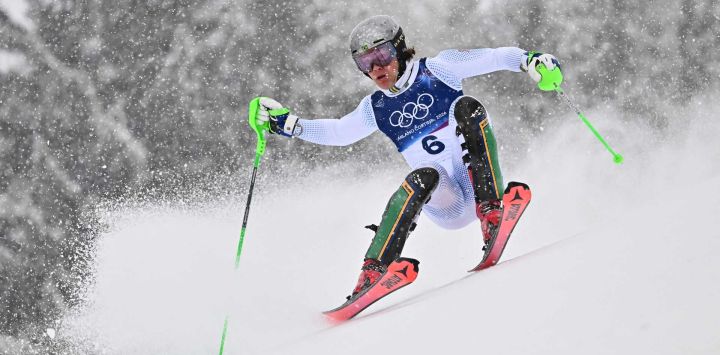 Lucas Pinheiro Braathen de Brasil en el slalom masculino de esquí alpino durante los Juegos Olímpicos de Invierno Milano Cortina. Foto de Fabrice COFFRINI / AFP
