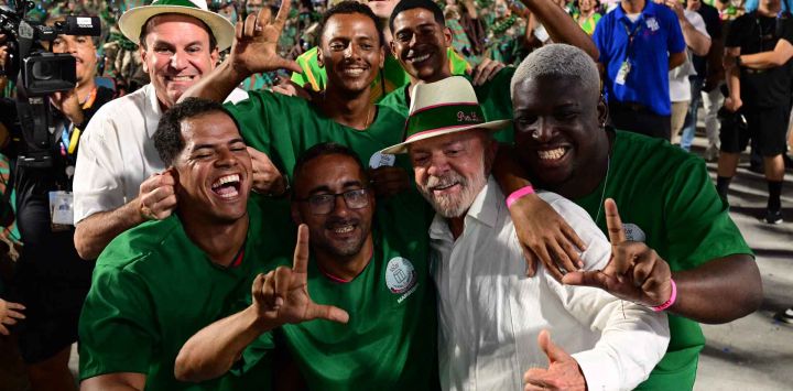 Luiz Inacio Lula da Silva y el alcalde de Río de Janeiro, Eduardo Paes, con los participantes de la escuela de samba Mangueira durante la noche de apertura del Carnaval de Río. Foto de Pablo PORCIUNCULA / AFP 
