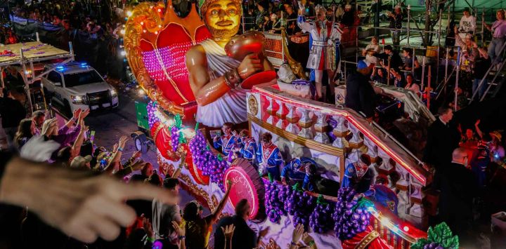El Krewe de Bacchus desfila por la Avenida St. Charles durante las festividades de Mardi Gras en Nueva Orleans, Luisiana. Foto de Sandy HUFFAKER / AFP
