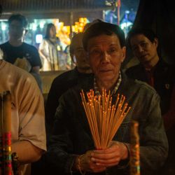 La gente reza en el Templo A-Ma durante el inicio de las celebraciones del Año Nuevo Lunar chino en Macao. Foto de Eduardo Leal / AFP | Foto:AFP