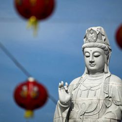 Una estatua de la deidad Kwan Im se ve cerca de faroles en el primer día del Año Nuevo Lunar del Caballo en Denpasar, en la isla de Bali, Indonesia. Foto de SONNY TUMBELAKA / AFP | Foto:AFP