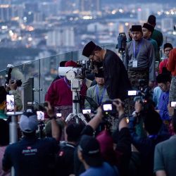 Miembros del departamento religioso de Malasia usan un telescopio para realizar 'Rukyah', la observación de la luna nueva. Foto de Arif KARTONO / AFP | Foto:AFP