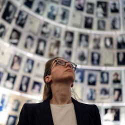 Aurore Berge, la ministra junior de Francia encargada de la igualdad, visita el Salón de los Nombres en el Museo Conmemorativo del Holocausto. Foto de Ilia YEFIMOVICH / AFP | Foto:AFP