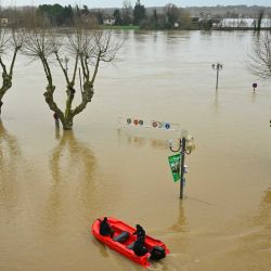 Empleados patrullan en bote cerca del centro de la ciudad inundado por el río Garona en La Reole, en el suroeste de Francia. Foto de Gaizka IROZ / AFP | Foto:AFP