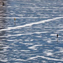 La gente patina sobre hielo en agua congelada cerca del Ayuntamiento de Estocolmo, en el centro de Estocolmo, Suecia. Foto de Jonathan NACKSTRAND / AFP | Foto:AFP