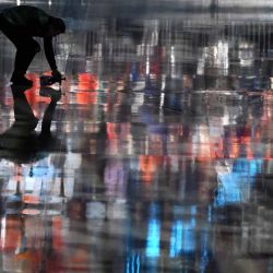 Un miembro del personal prepara el hielo antes de la Final B de persecución por equipos masculina de patinaje de velocidad durante los Juegos Olímpicos de Invierno. Foto de Daniel MUNOZ / AFP | Foto:AFP