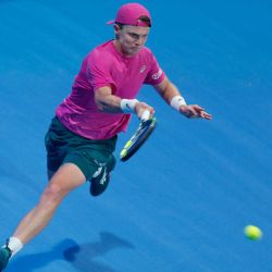 El neerlandés Jesper De Jong devuelve un golpe contra Andrey Rublev de Rusia durante su partido de individuales masculinos en el torneo de tenis Qatar Open. Foto de Karim JAAFAR / AFP | Foto:AFP