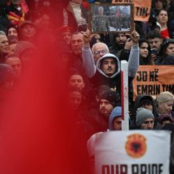 Manifestantes en el centro de Pristina en apoyo a los antiguos líderes del Ejército de Liberación de Kosovo (KLA). Foto de Armend NIMANI / AFP | Foto:AFP