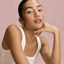 Olivia Dean para Burberry.