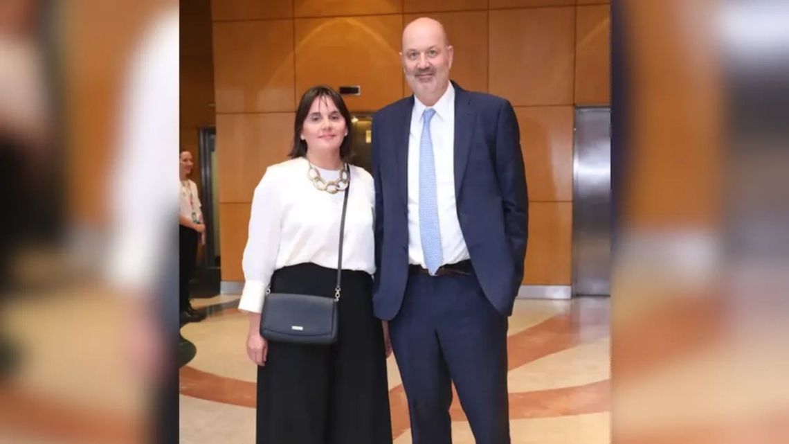 Opposition challenges English training contract linked to Sturzenegger’s wife