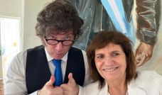 La jefa del bloque de La Libertad Avanza en el Senado, Patricia Bullrich, y el presidente Javier Milei