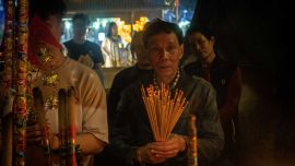 La gente reza en el Templo A-Ma durante el inicio de las celebraciones del Año Nuevo Lunar chino en Macao. Foto de Eduardo Leal / AFP