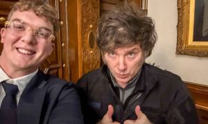 El empresario Hayden Davis, promotor de la criptomoneda $Libra, junto al presidente Javier Milei