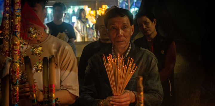 La gente reza en el Templo A-Ma durante el inicio de las celebraciones del Año Nuevo Lunar chino en Macao. Foto de Eduardo Leal / AFP
