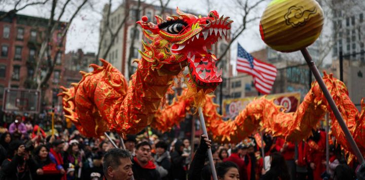 La gente celebra el inicio del Año Nuevo Lunar, marcando el Año del Caballo en el Barrio Chino de Nueva York. Foto de ANGELA WEISS / AFP