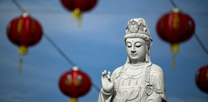Una estatua de la deidad Kwan Im se ve cerca de faroles en el primer día del Año Nuevo Lunar del Caballo en Denpasar, en la isla de Bali, Indonesia. Foto de SONNY TUMBELAKA / AFP