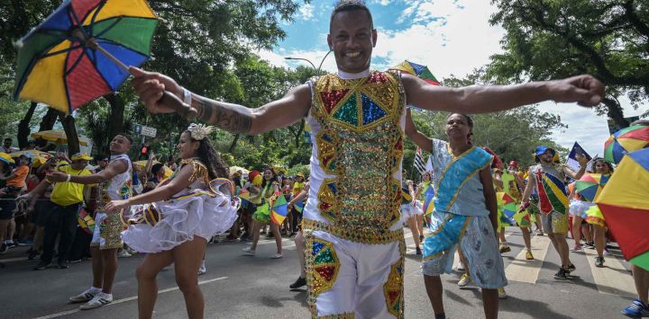 Fiesteros participan en el carnaval callejero Galo da Madrugada (Gallo del Amanecer) en Sao Paulo, Brasil. Foto por NELSON ALMEIDA / AFP