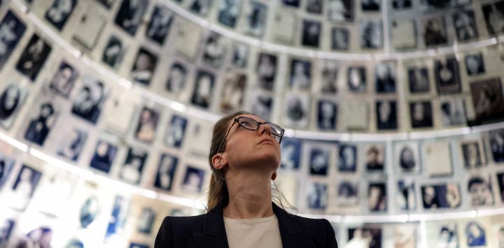 Aurore Berge, la ministra junior de Francia encargada de la igualdad, visita el Salón de los Nombres en el Museo Conmemorativo del Holocausto. Foto de Ilia YEFIMOVICH / AFP