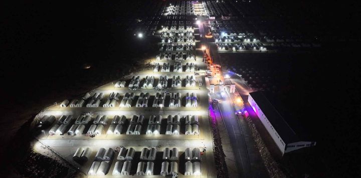 Refugios de tiendas para personas que llegan del campo de Hol en el este de Siria, en el campo de Akbaran cerca de Akhtarin, en el norte de la provincia de Alepo. Foto de OMAR HAJ KADOUR / AFP
