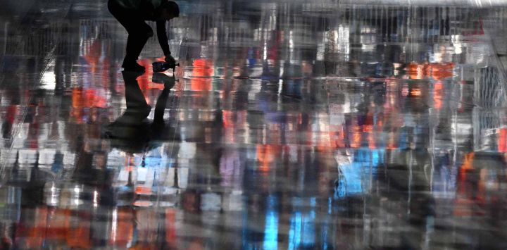 Un miembro del personal prepara el hielo antes de la Final B de persecución por equipos masculina de patinaje de velocidad durante los Juegos Olímpicos de Invierno. Foto de Daniel MUNOZ / AFP