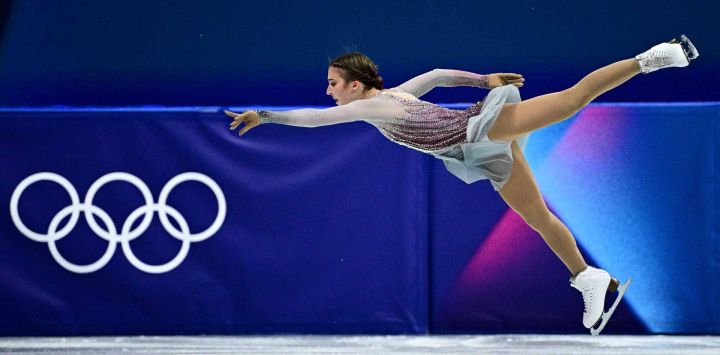 Olga Mikutina de Austria compite en el programa corto individual femenino de patinaje artístico durante los Juegos Olímpicos de Invierno Milán-Cortina. Foto de JULIEN DE ROSA / AFP