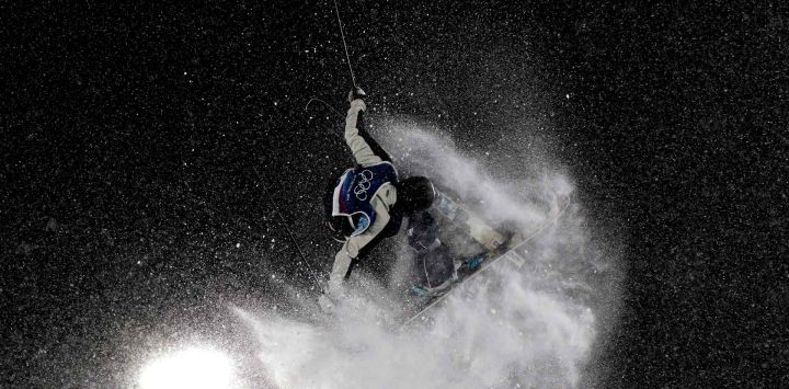 Timothe Sivignon de Francia se calienta antes de la primera ronda de la final de gran salto de esquí libre masculino durante los Juegos Olímpicos de Invierno Milano. Foto de Jeff PACHOUD / AFP