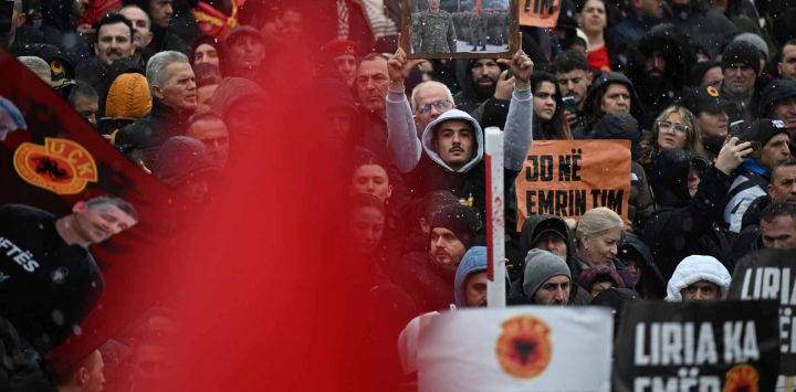 Manifestantes en el centro de Pristina en apoyo a los antiguos líderes del Ejército de Liberación de Kosovo (KLA). Foto de Armend NIMANI / AFP