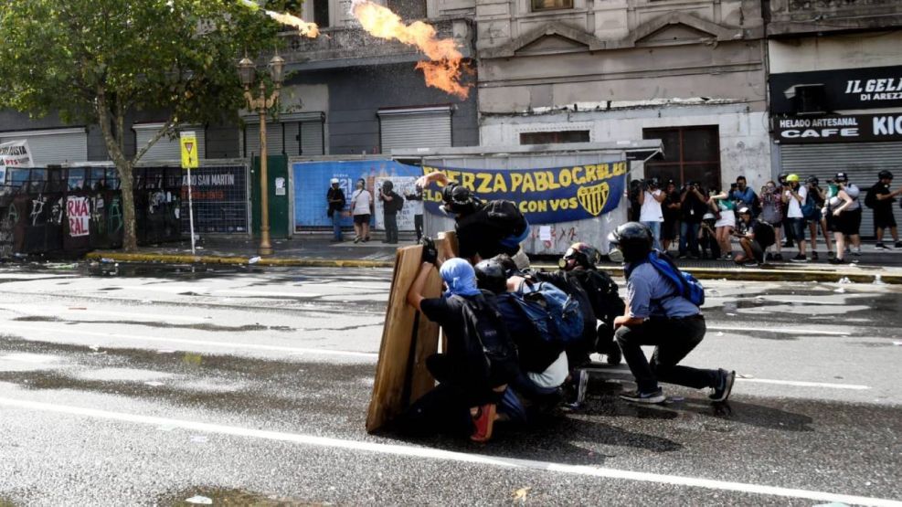 Manifestantes - Bomba molotov en marcha cgt 