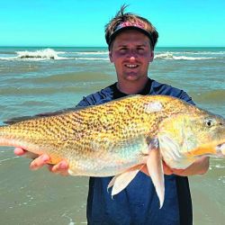 Iñaki, el último campeón metropolitano, con una corvina rubia de casi 3 kg de peso que picó con langostino pelado.